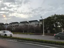 二期双拼东边套,临河位置,满五年,豪华装修。