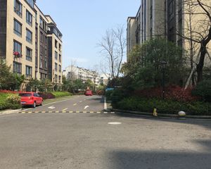 洋房下面有63平的储藏室,上下打通,可利用空间大