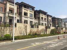 姜山万达旁精装4房,次新小区楼层好,房东诚心出售