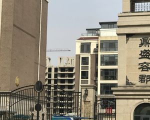 鼎盛荣郡高品质小区四室有车位和地下室拎包入住