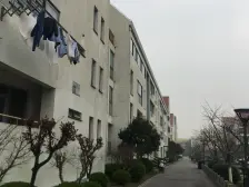 沿河复式,两层带阁楼还有露台哟,真心不错的房子