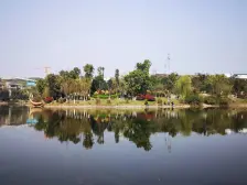 看湖的房子很多,这种正看湖的就比较少了,随时看房