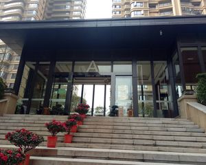房子与长郡月亮岛一路之隔,自住精装修,中间楼层