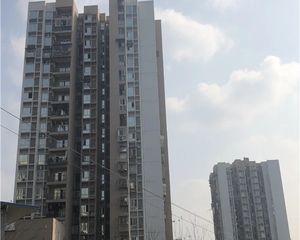 八公里轻轨三号线旁边的小高层正规两房