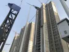 小区中间位置,东打头的房子,没有大税,拎包可以入住