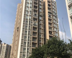 2016年次新小区八公里轻轨站旁正规精装2房家具家电齐