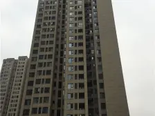 业主诚心出售此房,开发商统一精装.拎包入住