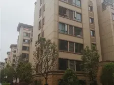 小区生活设施丰富多样,交通便捷;有菜市场,医院可供