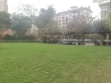 小区生活设施丰富多样,交通便捷;有菜市场,医院