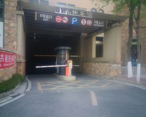 麓山国际SOLO公寓2室1厅东南