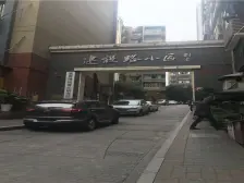 大礼堂旁正规两房,业主诚心出售。