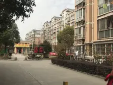 一梯两户,客厅朝南,两房朝南,环境优美,交通便利,居家装修