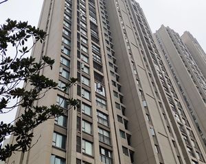 此房精装修中间楼层采光好视野好