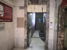 房子是业主自住的,装修保持好,房子满五年,税费少