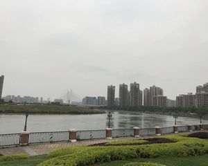 河畔新世界4室2厅西南