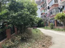 138平的三房急售,配套齐全,交通便利,近地铁。