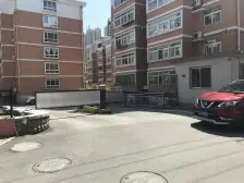 封闭小区 顶加阁 框架房有平台 房屋年代新 停车方便