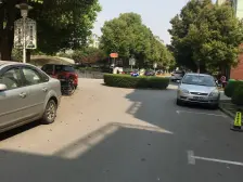 此小区为低密度小区,有汽车库自行车库,绿化高