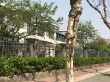 该小区属于成熟社区,绿化多 生活便利,此房户型方正