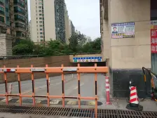 小区为数不多的可看湖的房子小区居中位置