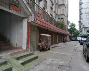 周边生活:配套齐全、小区环境优美、居住安静舒适、让你居住在这