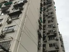 客厅带阳台,近商圈,主卧朝南,小区中心位置