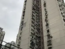 客厅带阳台,近商圈,主卧朝南,小区中心位置