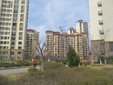 此房产证满两年,精装修三居室,双卫