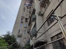 繁华地段,带采光天井,得房率高,小户型,主卧朝南,中式风格,小区中心位置,采光充足