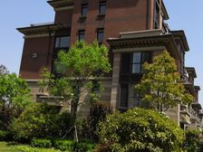 东边户,车位储藏室,露台10平米,满二