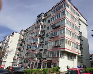 封闭小区+年代新+装修干净+三楼+南北通透+拎包入住