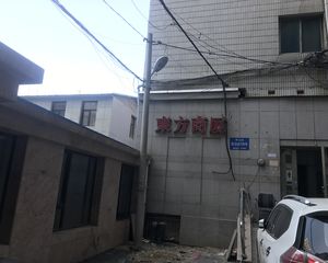 东方商厦,位于中山区三八广场,交通便利四通八达