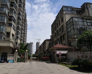 双开间朝南户型,无遮挡采光充足,有10平方在