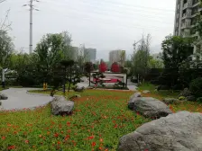 此房中间楼层,4房2卫 近商圈奥特莱斯和24号地铁线