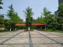 彩云湖公园旁带车位 清水四房 近轻轨 环境好