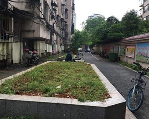 利中小区南北通透,采光好视野好,诚心出售