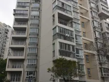 一梯两户,大两房,环境优美,小区中心位置,居家装修,诚意出售