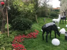 小区位置优越,小区内车位充足,停车方便