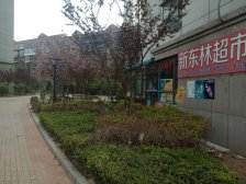 房子中间楼层。通风好视野好,采光好。跃层