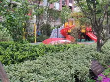 闲庭信步清风伴,居逸心安岁月如,请观