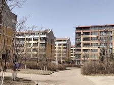 6带7带阁楼 房主为诚心出售 价格可谈 看房子随时