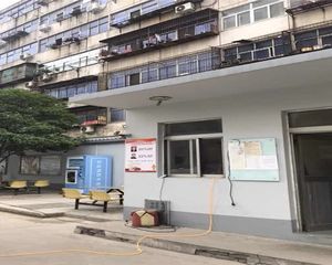 大卫天地旁,地铁口10年左右的电梯三室,业主急售