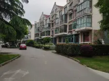 婚房装修,保养很好可拎包入住,户型位置很好,北临河