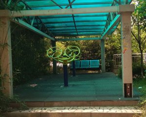银燕名园南北通透,采光好装修好,环镜优美近地铁视野好,诚心出售