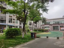 佘山脚下一楼带大花园精装修大三房诚意出售