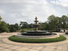 独栋别墅位置安静 车可进入花园 加地下室 带两个车位