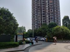 轻轨站门口,精装修大三房,住家装修保养好诚心出售