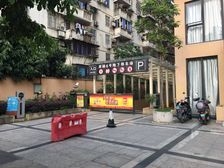 1号线地铁口,门口就是南湖公园,渎星湖+二十六