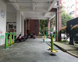 业主自住的装修,家具电器齐全,目前可拎包直接入住,