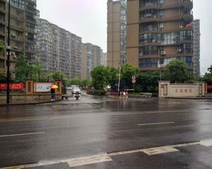 新苑良熟大4房,中间好楼栋好楼层,无大税诚心出售